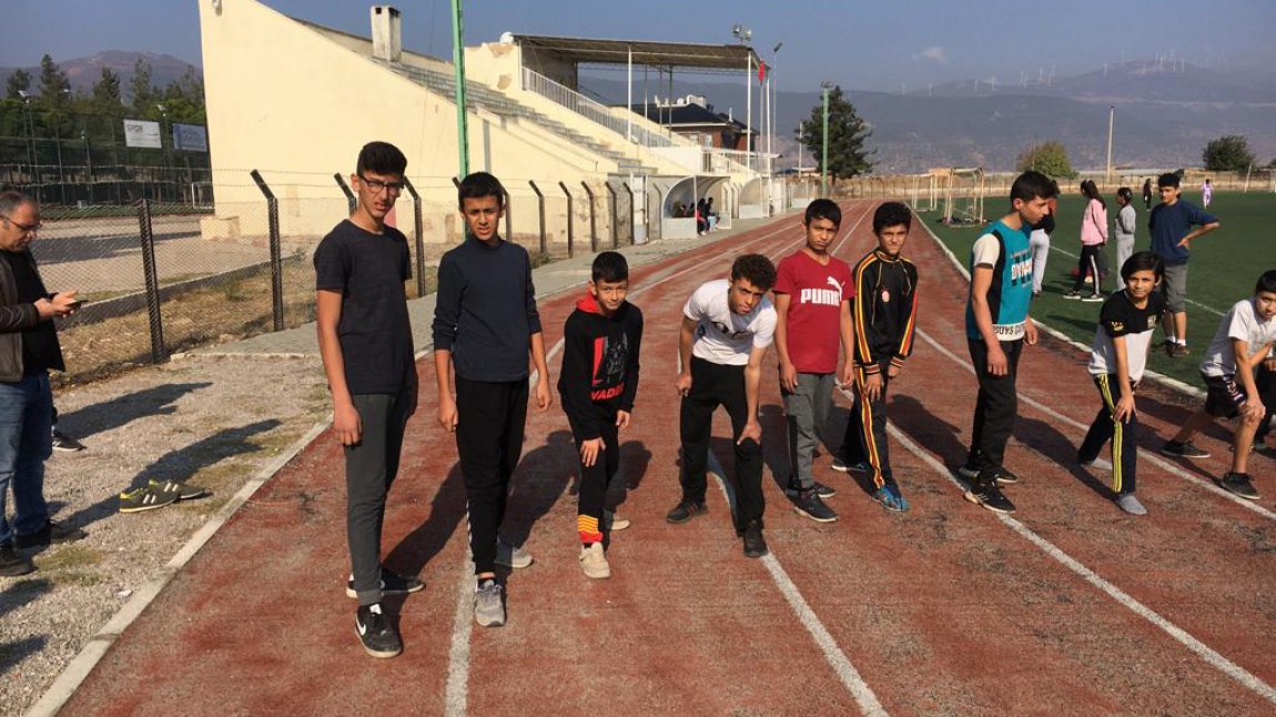 İlçe düzeyinde Yapılan Atletizm Koşu Yarışına Okulumuz Öğrencileri de Katıldılar.